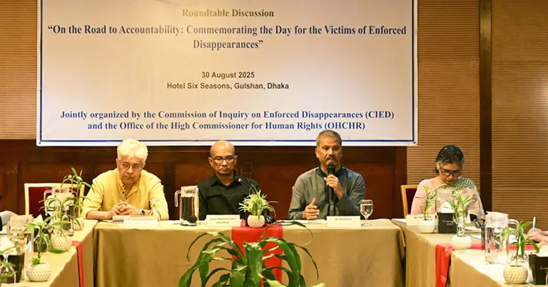 গোলটেবিল বৈঠকে বক্তব্য রাখছেন আইন উপদেষ্টা আসিফ নজরুল